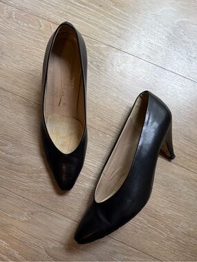 Vintage Caressa Italy Black Women's Pointed-Toe Pumps